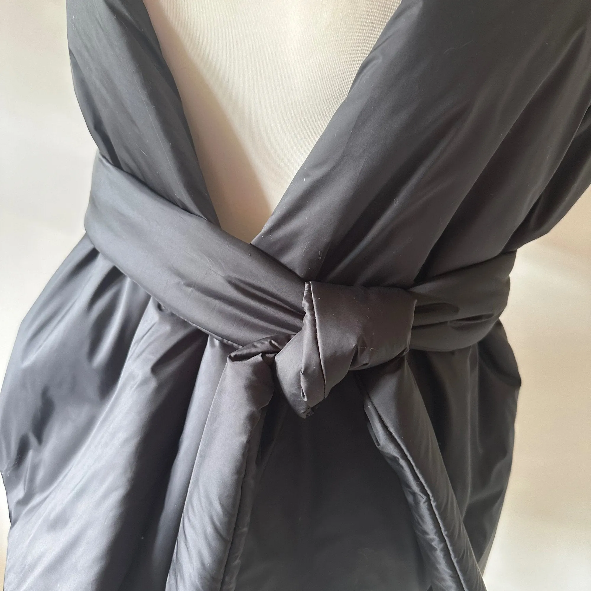 Black Cape Lagre Wide Scarf Puffer 18x70 inch with 2 pocket and Belt. Cape around shoulders wrap. Winter quilted shawl. Warm padded scarf. Down puffy scarves.